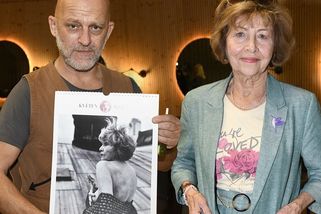 Ňadro do kalendáře Hynka Čermáka v 82 letech obnažila i bývalá tchyně Michaely Badinkové